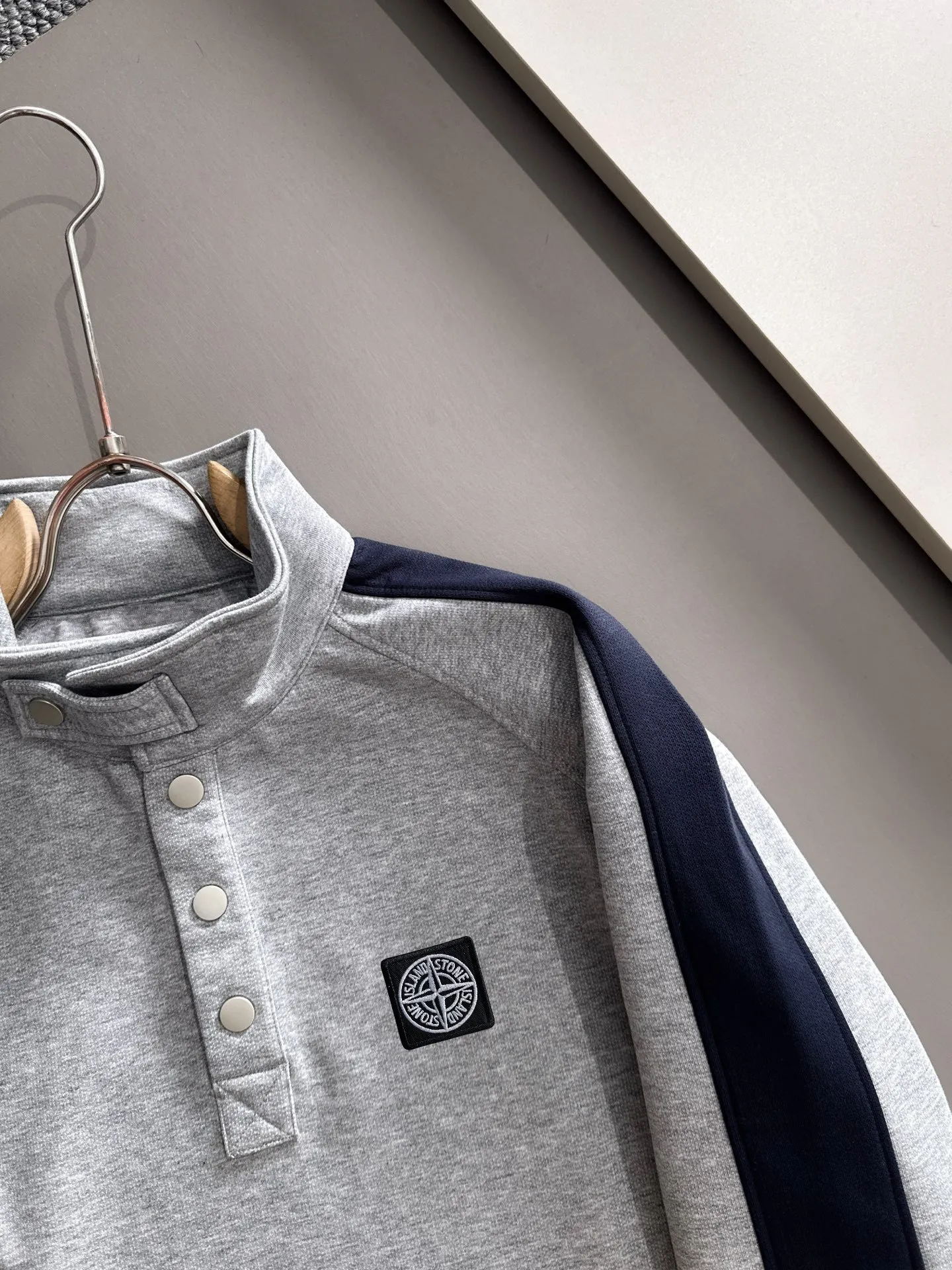 P360 Shitou Daojia's first release of 25ss autumn and winter new lapel sweatshirt long-sleeved men and women. Many celebrities share the same style. Craftsmanship that ordinary small workshops cannot copy. We are not afraid of any challenges in terms of materials, detail restoration and craftsmanship, just to provide you with wonderful products. Compare the top original versions at will. No expense is spared just to do better. Unique imported fabric feel. Purely imported German machine production. Precision operation. Thousands of needles density. Full set of new accessories with three standards for simultaneous customization. The upper body is versatile and fashionable. A perfect choice for autumn and winter. A must-have item. Size chart: m-4XL (Please state your height and weight when placing an order.